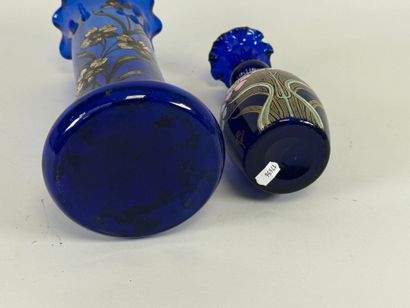 Deux vases en verre coloré dont un émaillé...