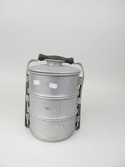 Trois gamelles en aluminium, sur un support...