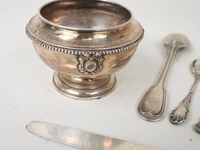 Lot en argent 950/1000e comprenant :
- un...