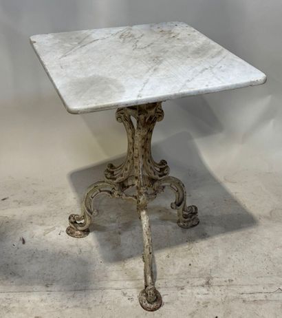 Table de jardin tripode en fer forgé ajouré...