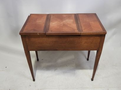 Coiffeuse en bois et placage ouvrant par...