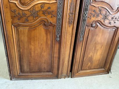 Paire de portes d'armoire en merisier à décor...