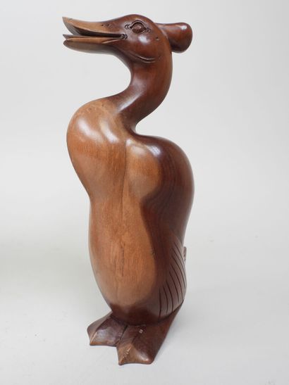Lot comprenant : 
- Sujet sculpté en bois...