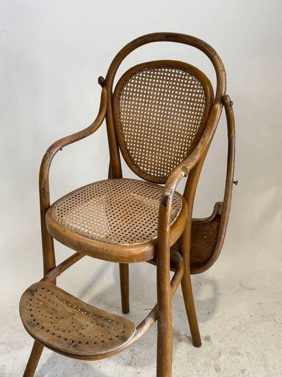 THONET.
 Chaise haute d'enfant en bois courbé...