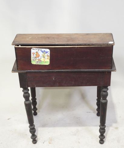 Petit bureau d'enfant à gradin, ouvrant par...
