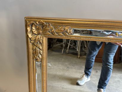 Miroir rectangulaire en bois doré et parcloses,...
