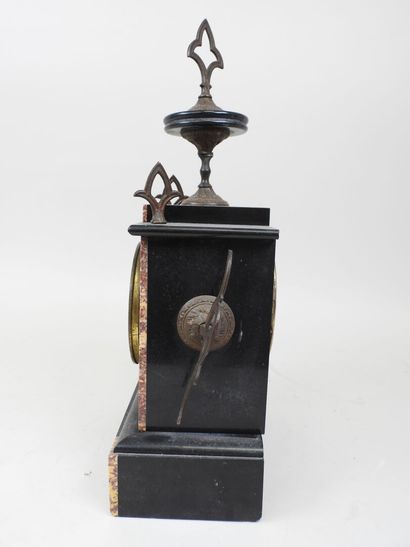 Pendule borne en marbre noir et rouge, le...