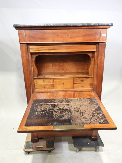Secrétaire droit en bois et placage d'acajou...