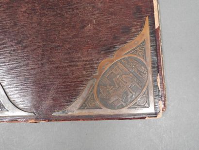 Sous-main en cuir et coins métalliques avec...