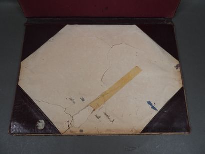 Sous-main en cuir et coins métalliques avec...