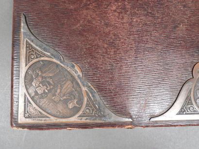 Sous-main en cuir et coins métalliques avec...