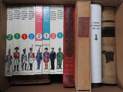 MILITARIA UNIFORMES 
16 vol. XXème formats...