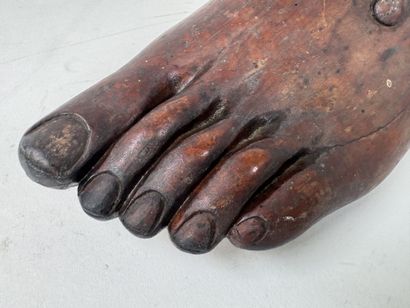 Sabot en bois sculpté en forme de pied à...