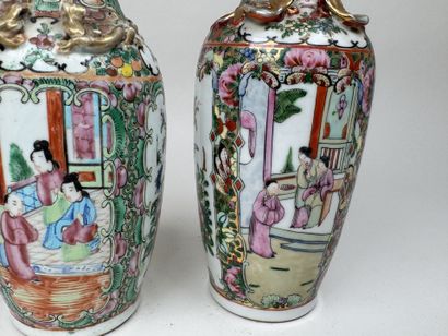 CHINE, CANTON, XXe.
Deux vases en porcelaine...