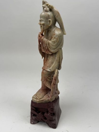CHINE, XXe.
Pêcheur.
Sujet en pierre de lard...