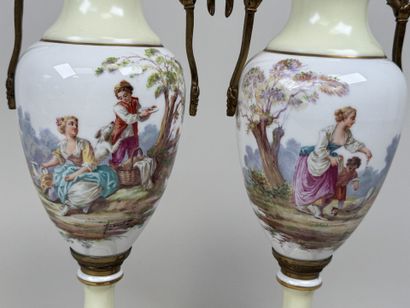 Paire de vases en porcelaine polychrome et...