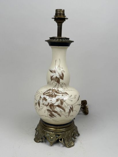 Lampe en porcelaine à décor émaillé de feuillages,...