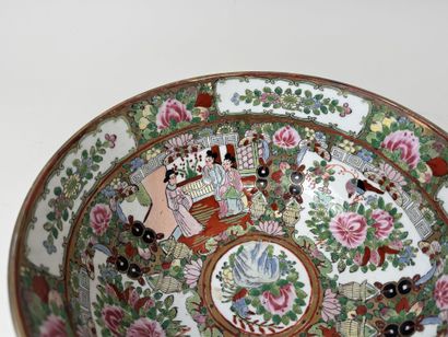ASIE, XXe.
Grande jatte circulaire en porcelaine...
