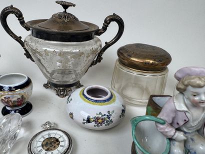 Important lot d'objets de vitrine comprenant...