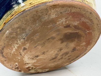 Important cache-pot à deux prises en terre...