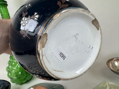 Lot comprenant :
- grande bouteille en verre...