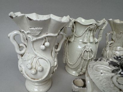 LANGEAIS.
6 pièces de forme en faïence crème...