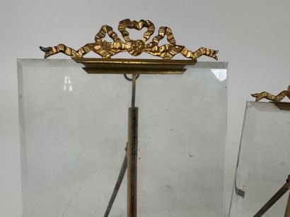 Trois cadres porte-photos en verres biseautés...