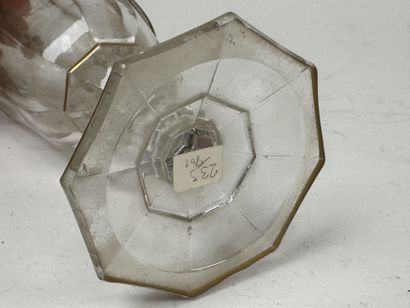 Verre à pied en verre moulé rehaussé à l'or...