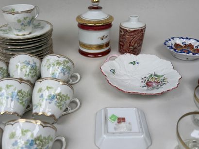 Lot en faïence et porcelaine polychrome et...