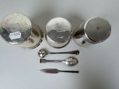 Deux timbales, deux pelles à sel et un petit...