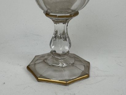 Verre à pied en verre moulé rehaussé à l'or...