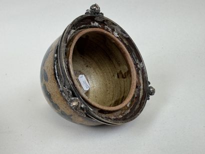 Petit encrier en grès à décor émaillé de...