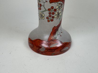 Vase en verre à décor émaillé et polychrome...