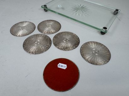 Lot comprenant :
- un dessous de plat de...