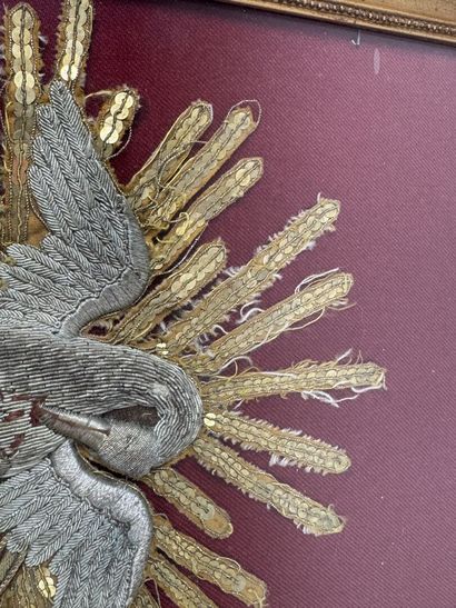 Broderie en cannetille, paillettes et tissu...