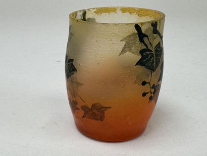 PEYNAUD, XXe.
Petit vase en verre à décor...