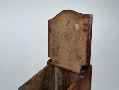 Boîte à sel en noyer ouvrant par un abattant...