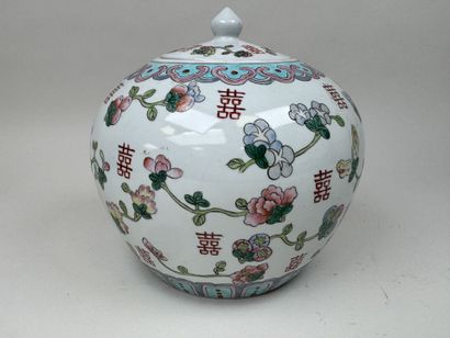 CHINE, XXe.
Pot couvert en porcelaine polychrome...