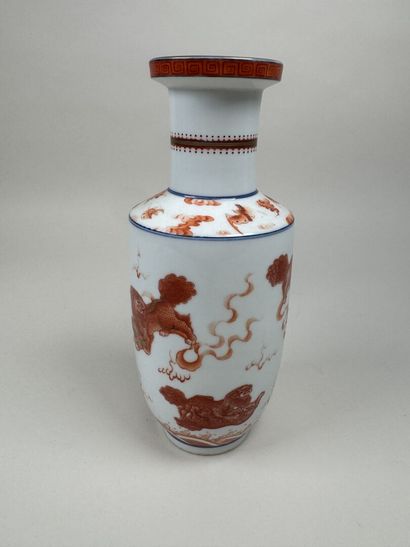 ASIE, XXe.
Vase en porcelaine polychrome...