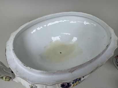 Lot en porcelaine et faïence polychrome et...
