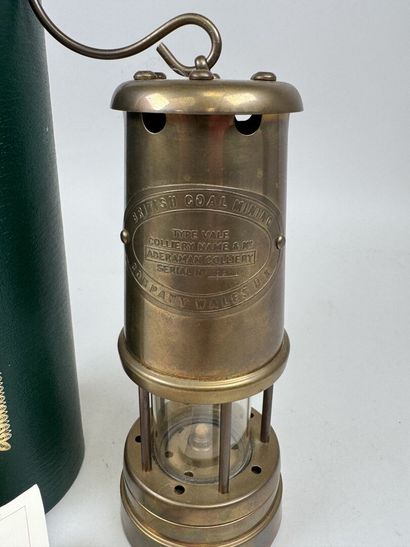 Lampe de mineur décorative en laiton et verre.
H....