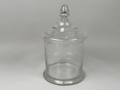 Grand bocal ou pot couvert en verre moulé...