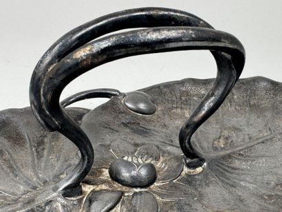 GALLIA.
Coupe en métal argenté à décor de...