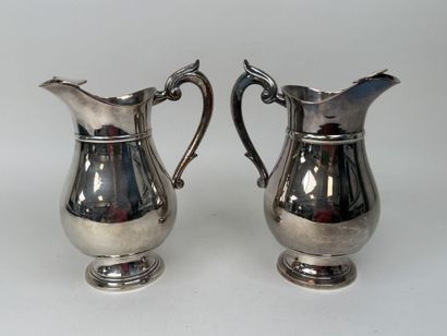 Deux brocs à eau en métal argenté, les prises...