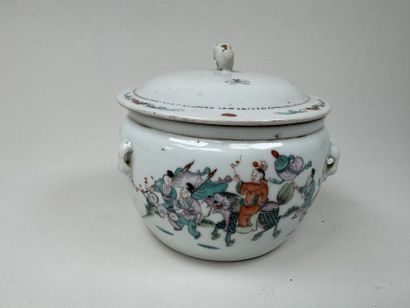CHINE, XXe.
Pot couvert en porcelaine polychrome...