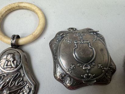 Deux poudriers et un hochet d'enfant en argent...