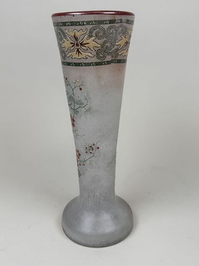 Vase en verre à décor émaillé et polychrome...