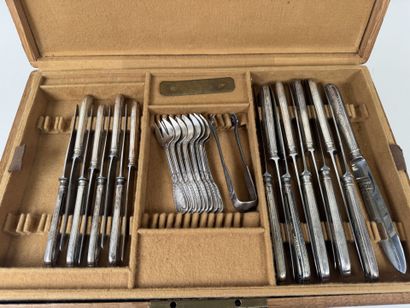 Partie de ménagère en métal argenté comprenant...