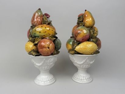 Paire de corbeilles à fruits en faïence polychrome.
Travail...