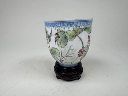 ASIE, XXe.
Petit bol ou tasse en porcelaine...